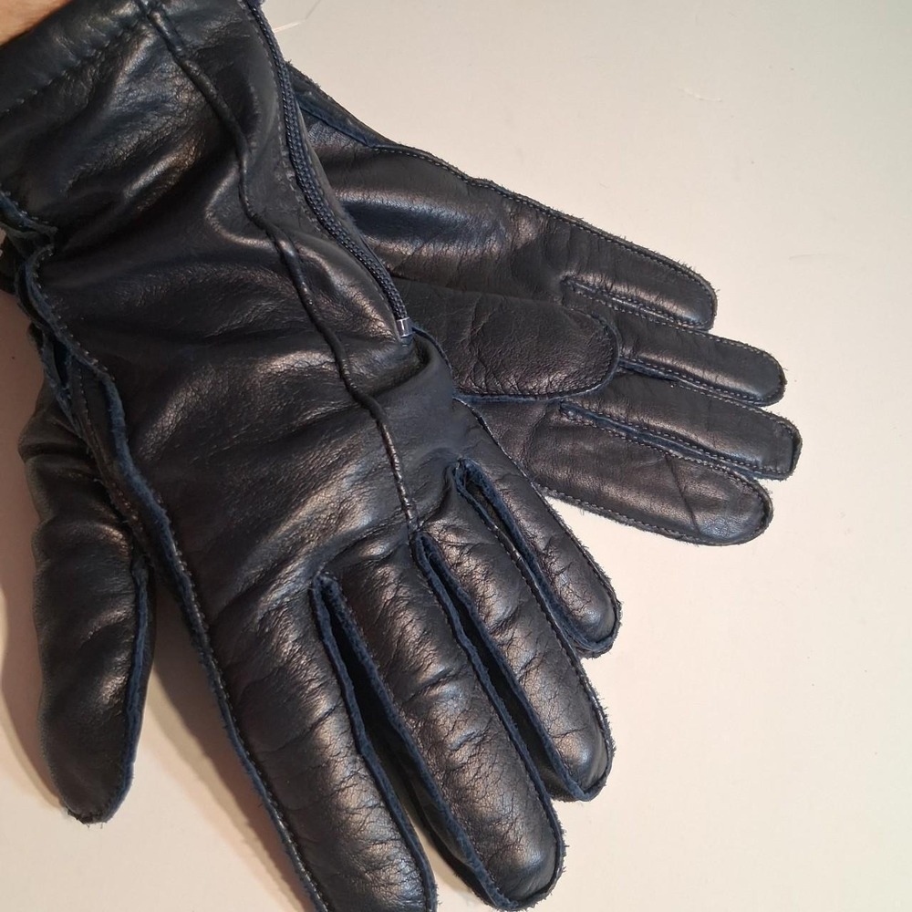 Womens Vintage 80s leather dress gloves featuring a distinctive dark navy